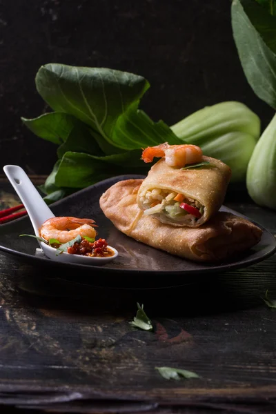 Fried spring rolls with  shrimps, bok choi, chili pepper and hot — Stock Photo, Image