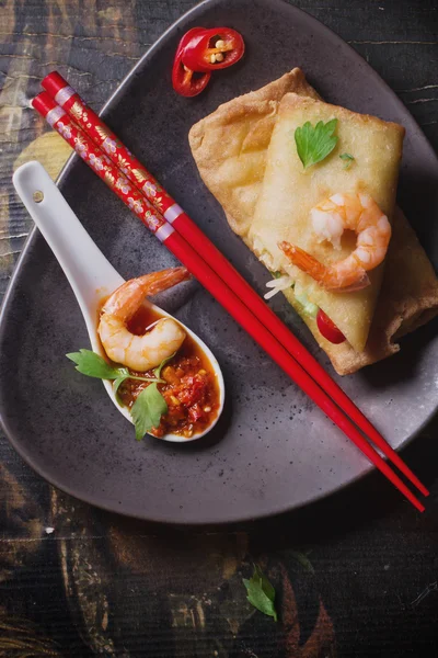 Rollos de primavera fritos con gambas, bok choi, chile y picante —  Fotos de Stock