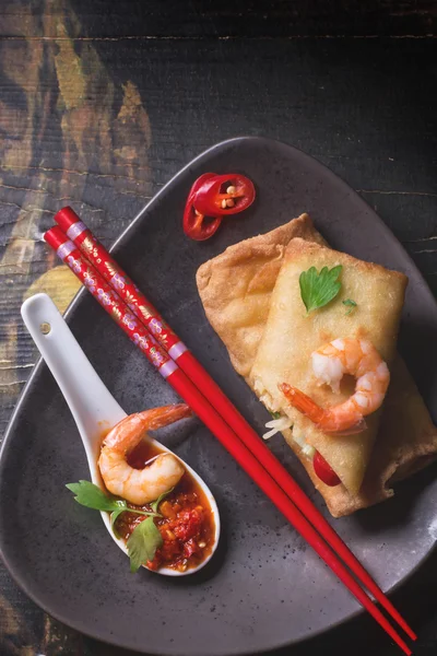 Rollos de primavera fritos con gambas, bok choi, chile y picante —  Fotos de Stock