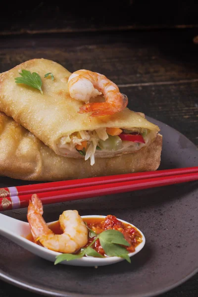 Rollos de primavera fritos con gambas, bok choi, chile y picante —  Fotos de Stock