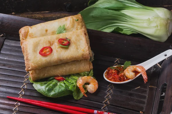 Rollos de primavera fritos con gambas, bok choi, chile y picante —  Fotos de Stock