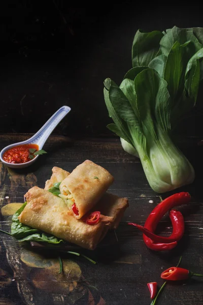 Rollos de primavera fritos con gambas, bok choi, chile y picante —  Fotos de Stock