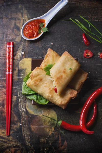 Rollos de primavera fritos con gambas, bok choi, chile y picante —  Fotos de Stock