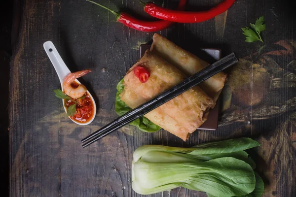 Rollos de primavera fritos con gambas, bok choi, chile y picante —  Fotos de Stock