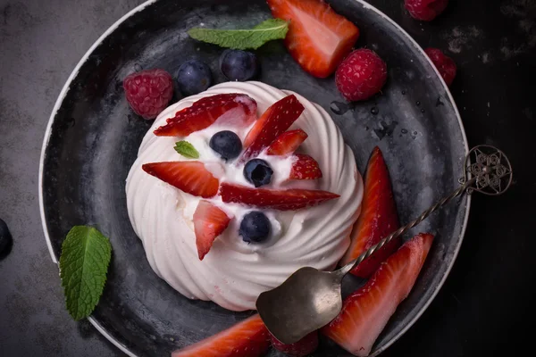 Pavlova berry cake — Stock Photo, Image