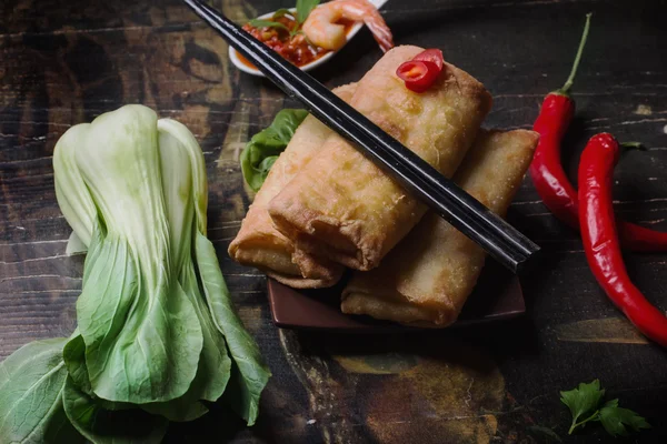 Rollos de primavera fritos con gambas, bok choi, chile y picante —  Fotos de Stock