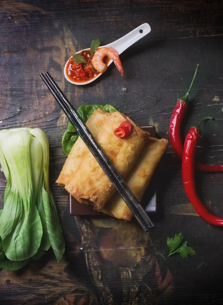 Rollos de primavera fritos con gambas, bok choi, chile y picante —  Fotos de Stock