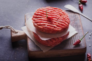 Ev yapımı hamburger yemek
