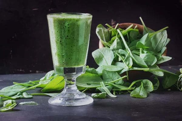 Grüne Smoothie-Zubereitung — Stockfoto