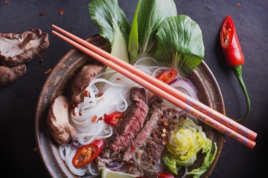Oryantal tarzda Pho Bo