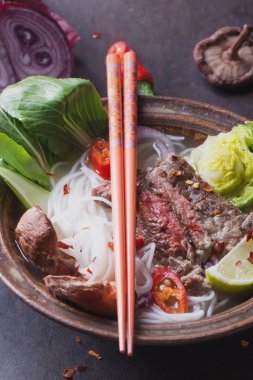 Oryantal tarzda Pho Bo