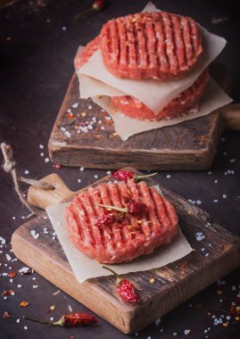 Ev yapımı hamburger yemek