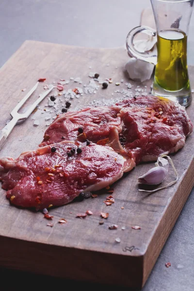 Viande Fraîche Crue Ribeye Steak Avec Assaisonnement Fourchette Viande Sur — Photo