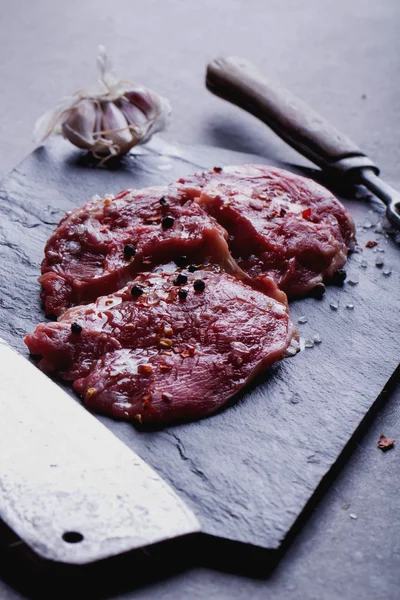 Steak de boeuf cru — Photo