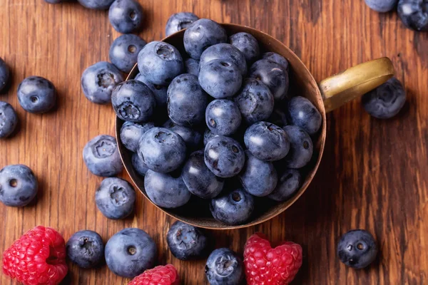 Berries: Blueberries and Raspberries — Stock Photo, Image