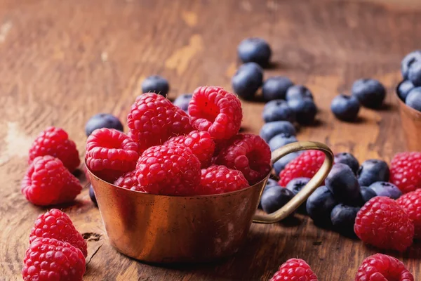 Berries: Blueberries and Raspberries — Stock Photo, Image