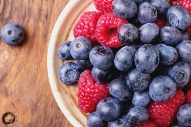 Çilek plaka üzerinde