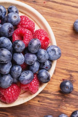 Çilek plaka üzerinde