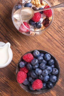 Granola kahvaltı çilek ile