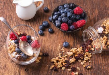 Granola kahvaltı çilek ile