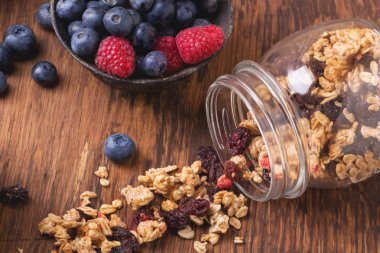 Granola kahvaltı çilek ile