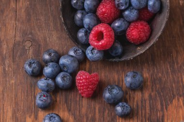 Granola kahvaltı çilek ile