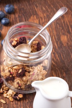 Granola kahvaltı çilek ile