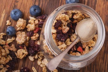 Granola kahvaltı çilek ile