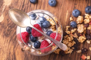 Granola kahvaltı çilek ile