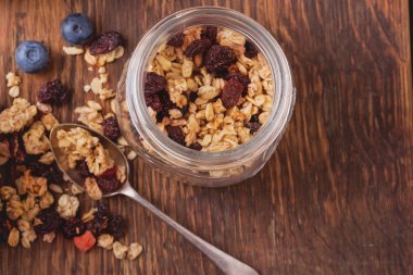 Granola kahvaltı çilek ile