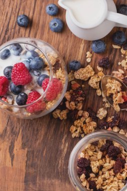 Granola kahvaltı çilek ile