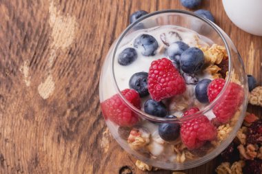 Granola kahvaltı çilek ile