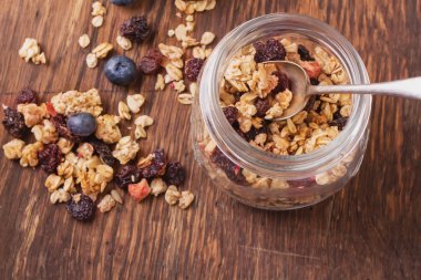 Granola kahvaltı çilek ile
