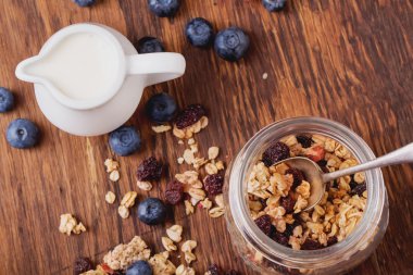 Granola kahvaltı çilek ile