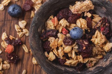 Granola kahvaltı çilek ile