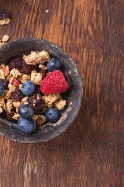 Granola kahvaltı çilek ile