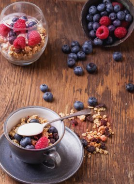 Granola kahvaltı çilek ile