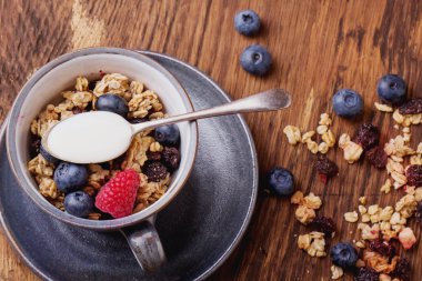Granola kahvaltı çilek ile