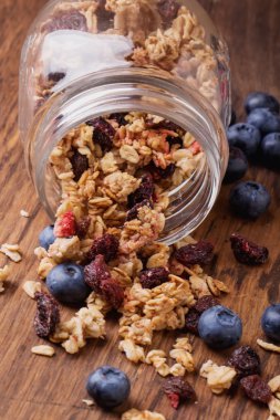 Granola kahvaltı çilek ile