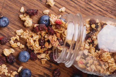 Granola kahvaltı çilek ile