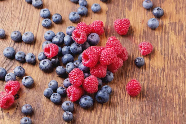 Berries: Blueberries and Raspberries — Stock Photo, Image