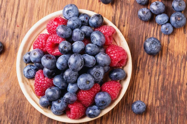 Çilek plaka üzerinde