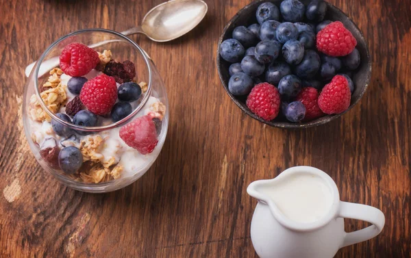 Гранола сніданок з ягодами — стокове фото