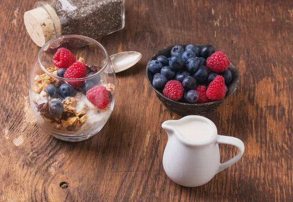 Müsli frukost med bär — Stockfoto