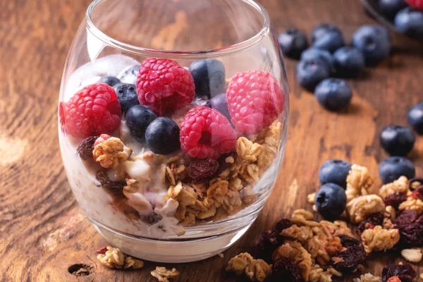 Müsli frukost med bär — Stockfoto