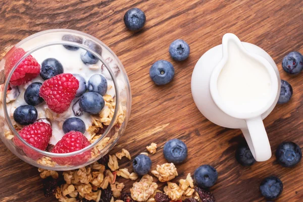 Müsli frukost med bär — Stockfoto