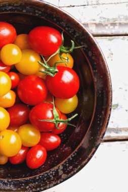 Siyah arka plan üzerine organik olgun domates