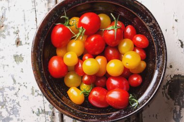 Siyah arka plan üzerine organik olgun domates