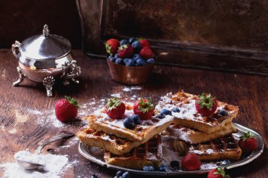 Çilek ve şeker ile Belçika waffle