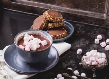 Marşmelovlu sıcak çikolata